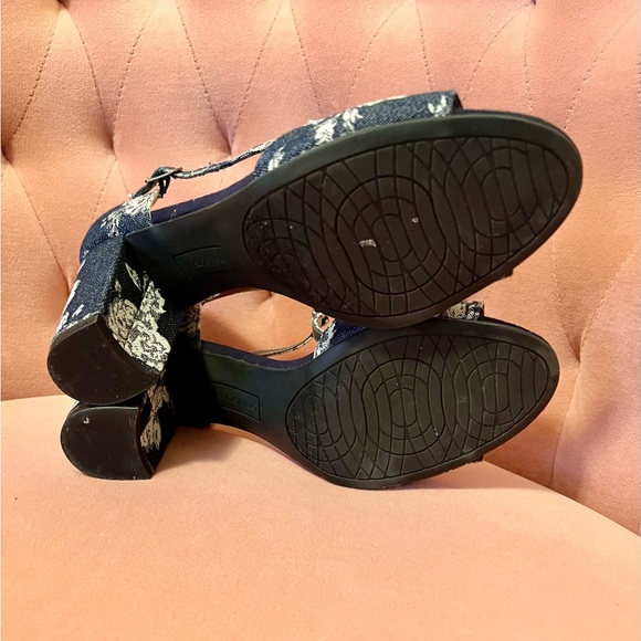 Bandolino Floral Denim Block T Strap Heels NWOT Size 9 - Picture 3 of 3